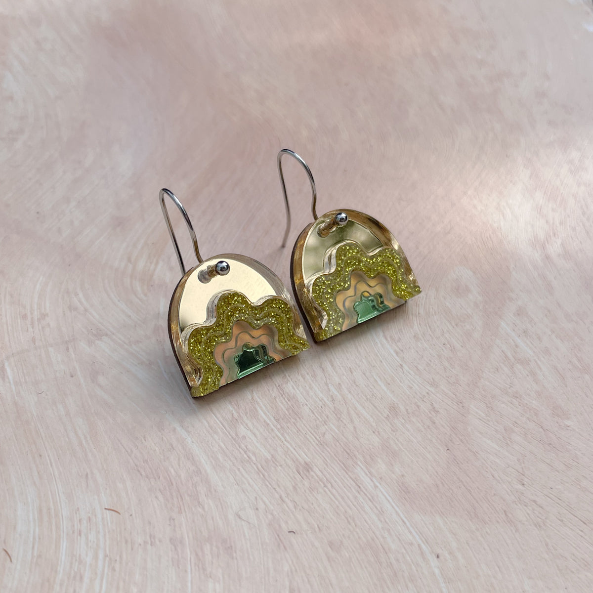 Mini Wiggle Arch Drop Earrings in Gold