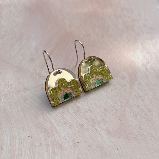 Mini Wiggle Arch Drop Earrings in Gold