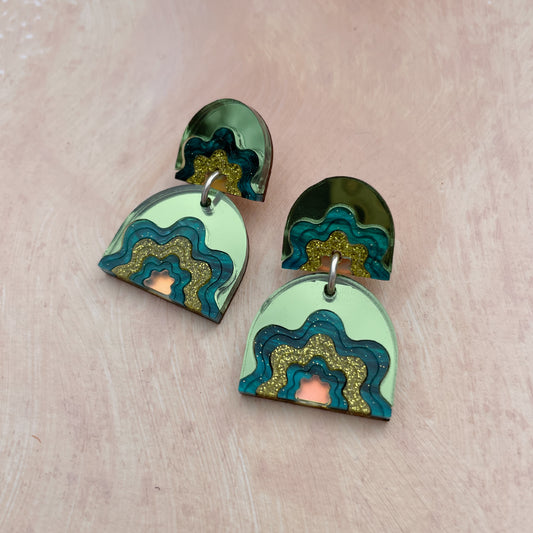 Wiggle Arch Drop Earrings in Green