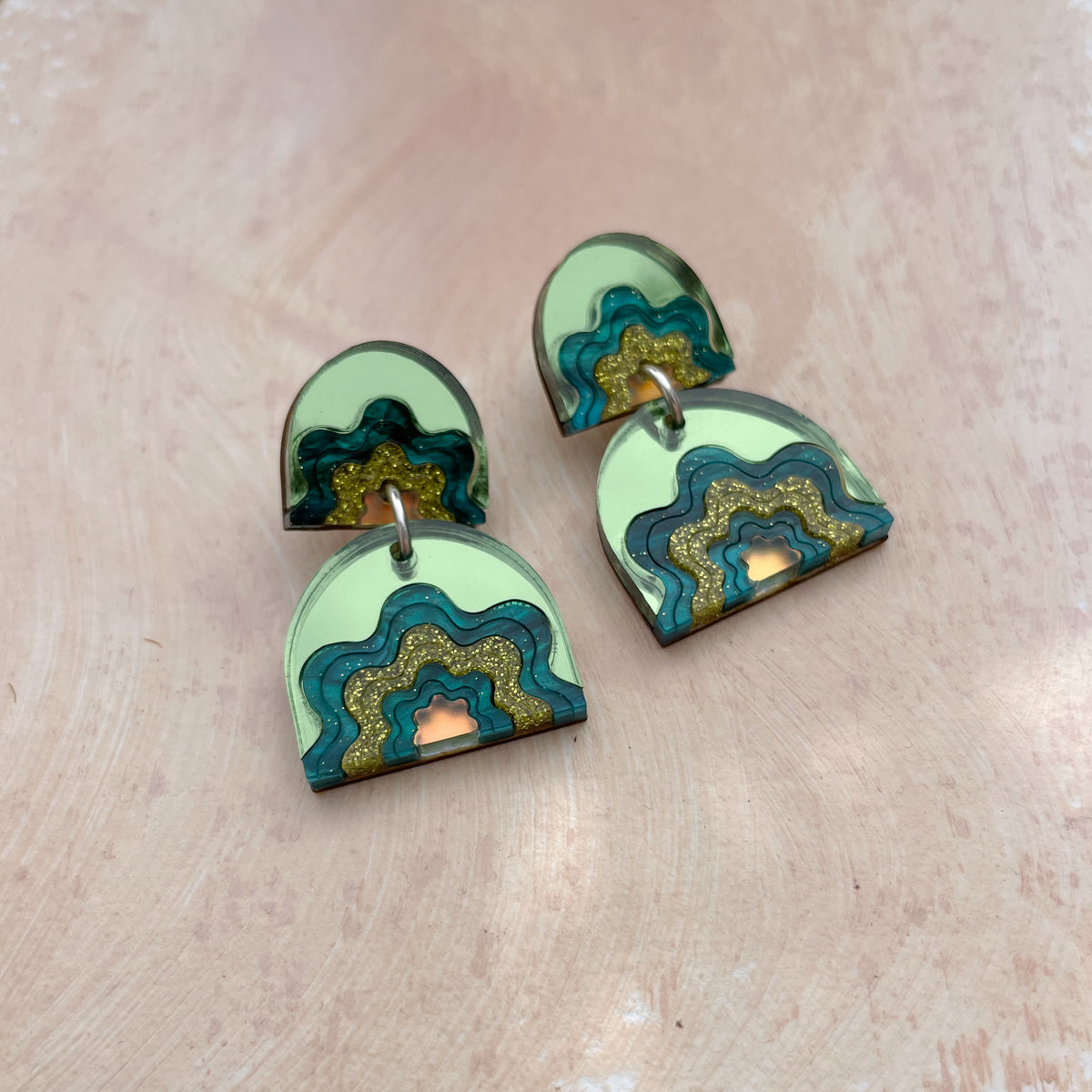 Wiggle Arch Drop Earrings in Green