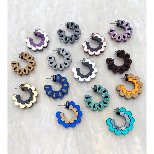 Scalloped Hoop Earrings in Gold