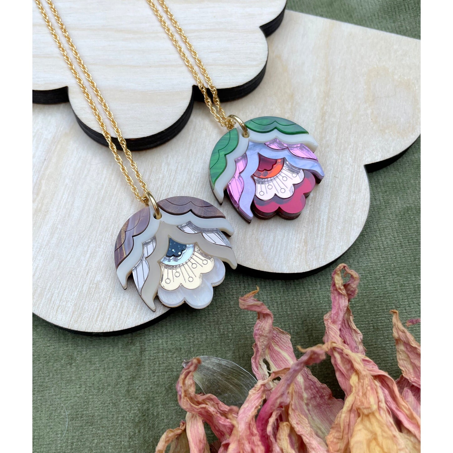 Nell Retro Flower Pendant Necklace