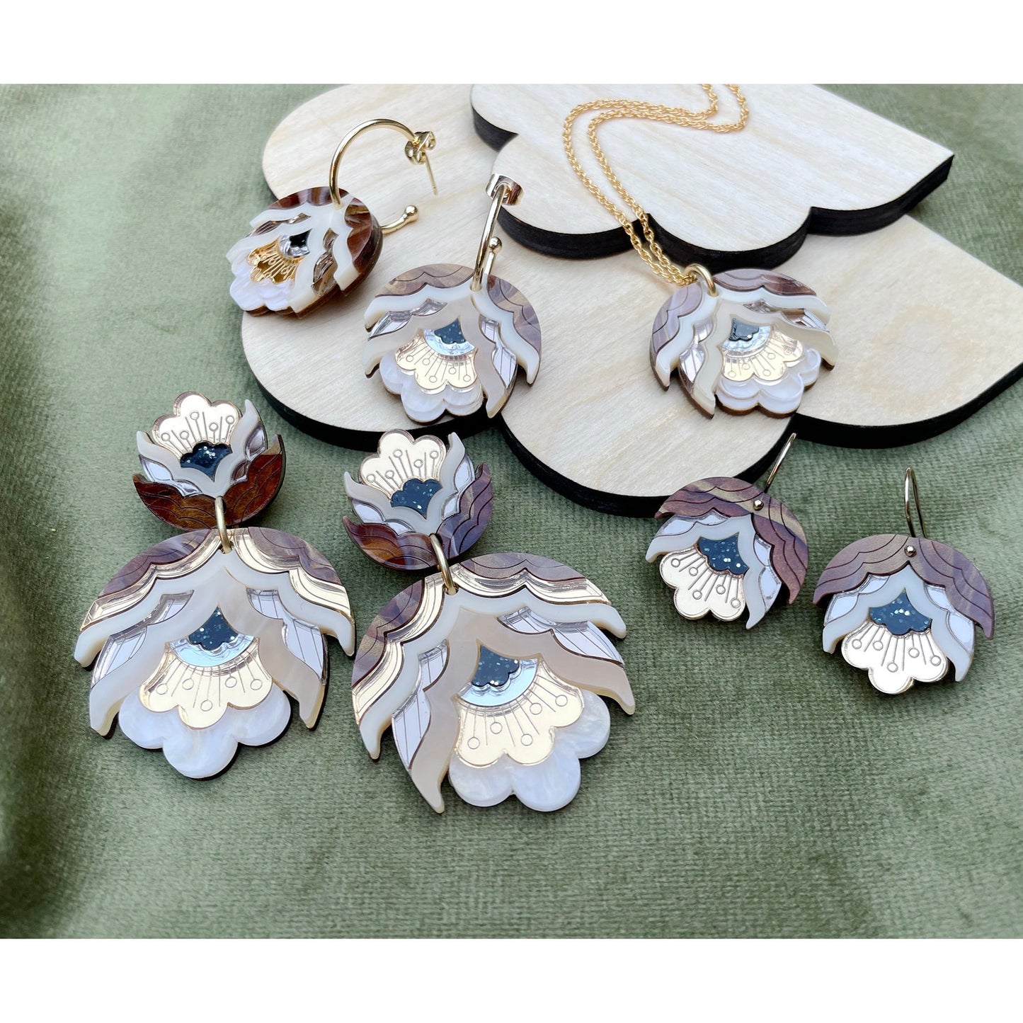 Nell Retro Flower Pendant Necklace