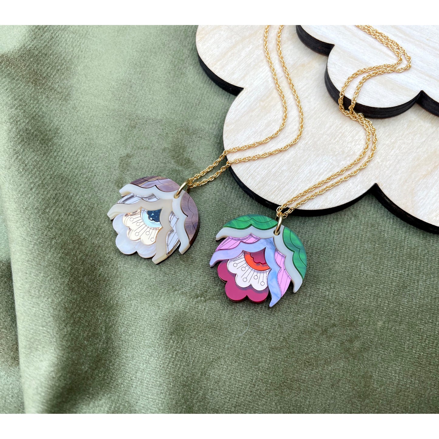 Nell Retro Flower Pendant Necklace