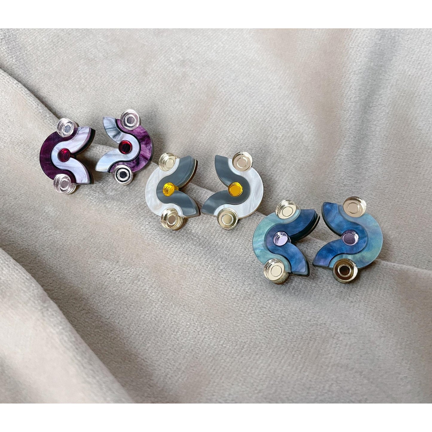Wiggle Dot Stud Earrings